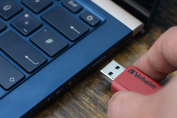 Store ‘n’ Click USB 2.0 Flash Drive Empaque de 2 unidades